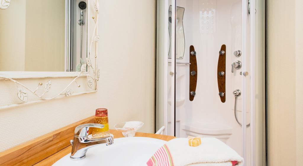 Les Petites Vosges Bed & Breakfast Bagneres-de-Bigorre Ruang foto